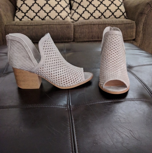 *1 LEFT!*🌷HP 9/18🌷 PERFORATED PEEP-TOE BOOTIES - Picture 4 of 7